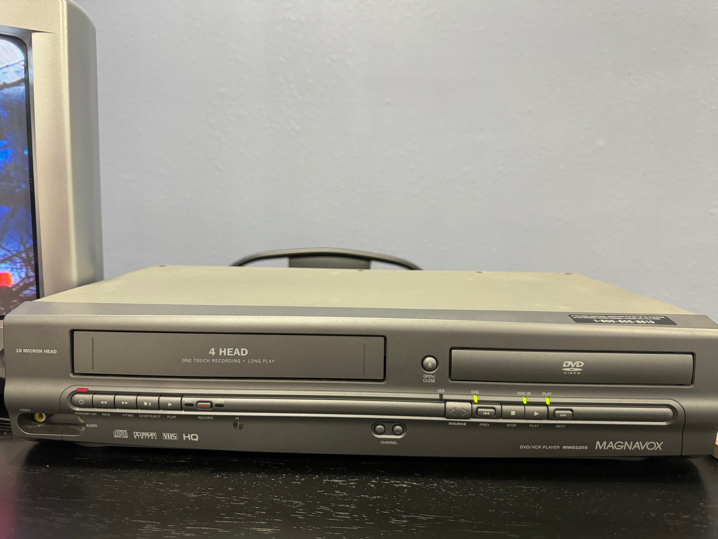 MAGNAVOX DVD VCR COMBO VHS PLAYER VIDEO CASSETTE MWD2205